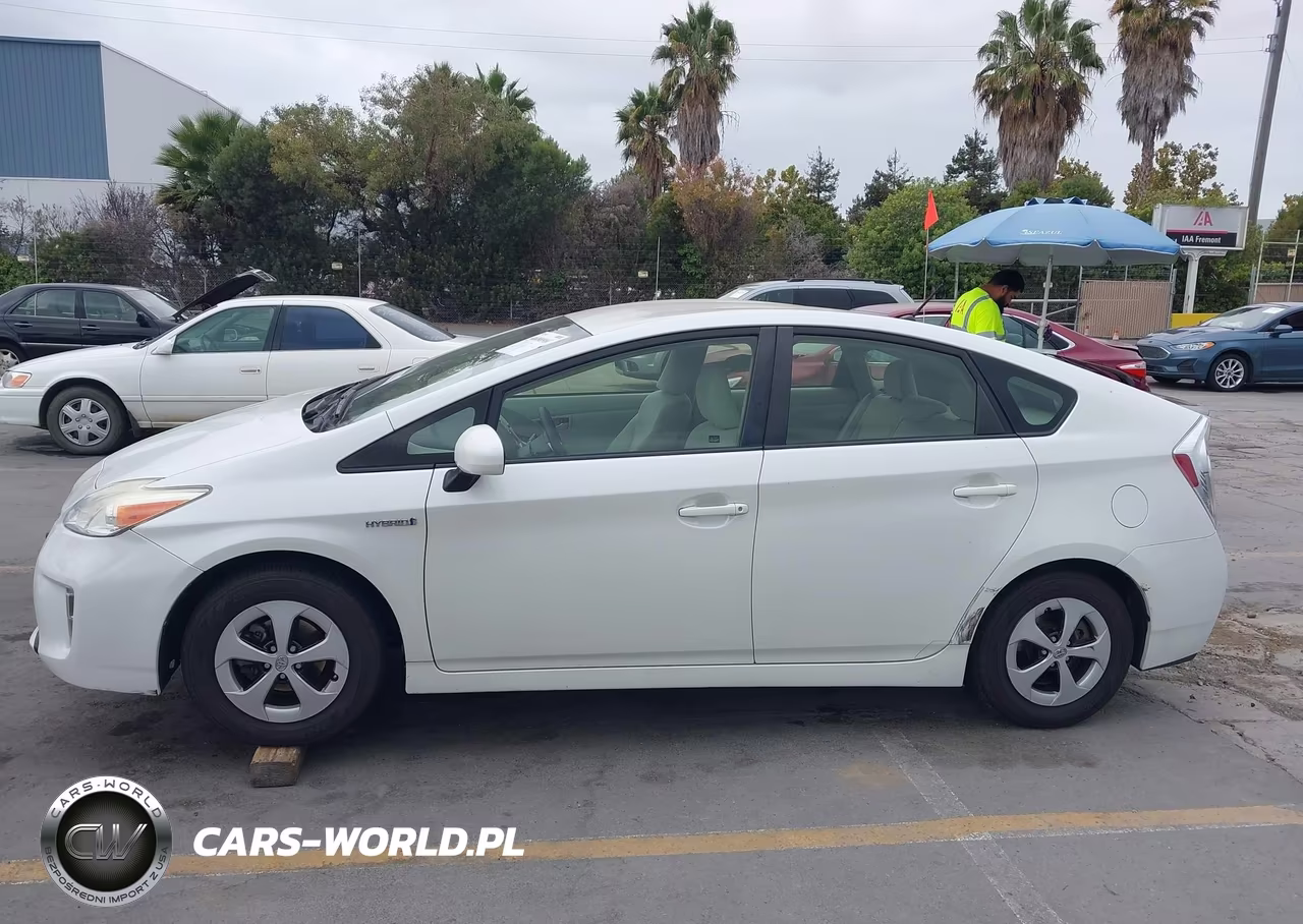 2015 Toyota Prius Two VIN:JTDKN3DU6F0399949 - 14