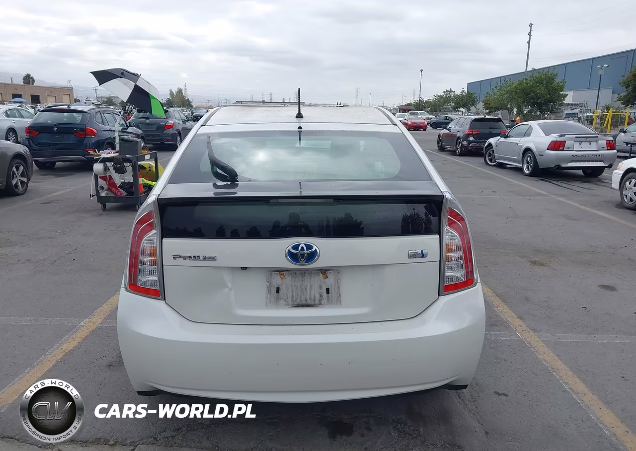 2015 Toyota Prius Two VIN:JTDKN3DU6F0399949 - 16