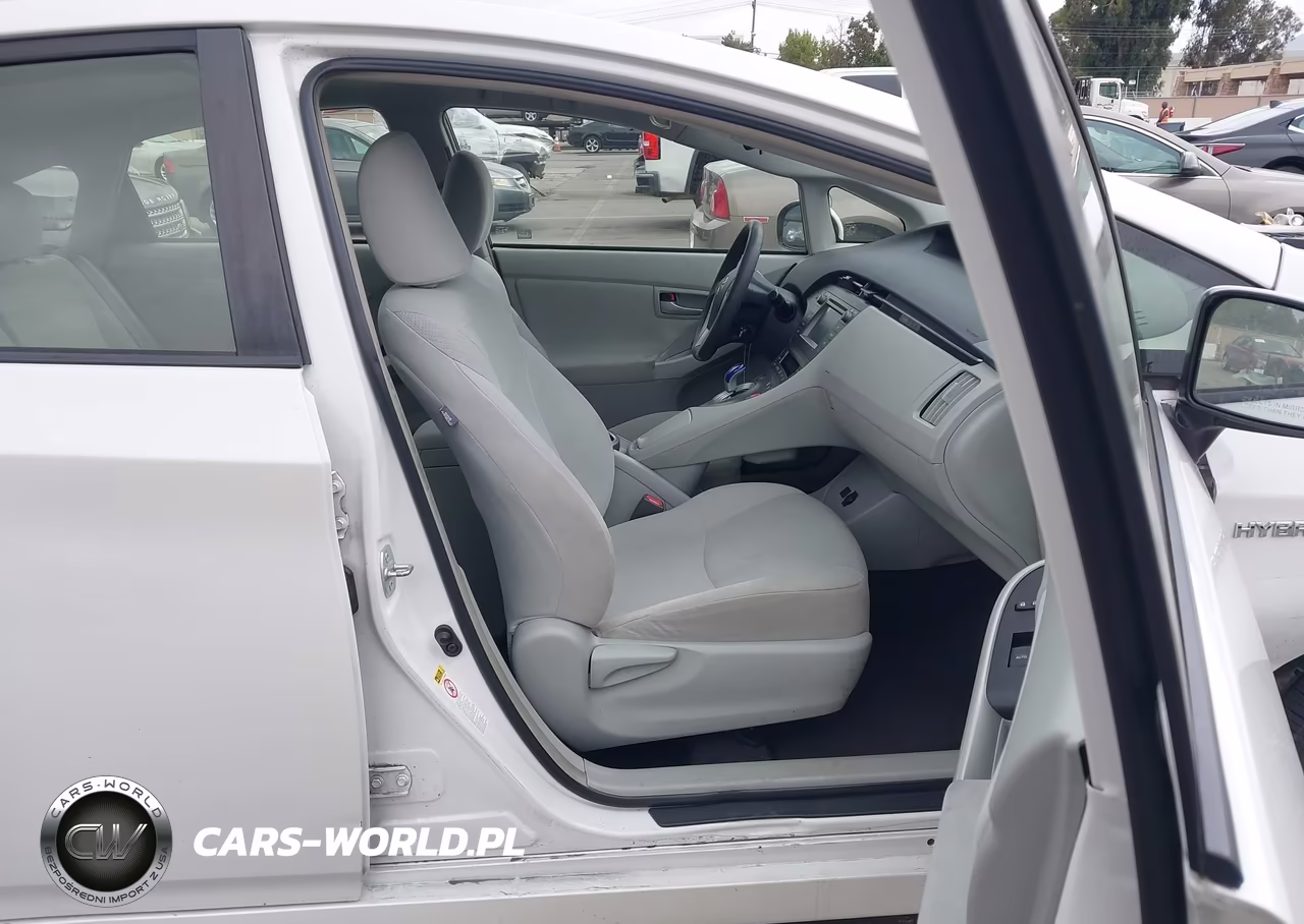 2015 Toyota Prius Two VIN:JTDKN3DU6F0399949 - 5