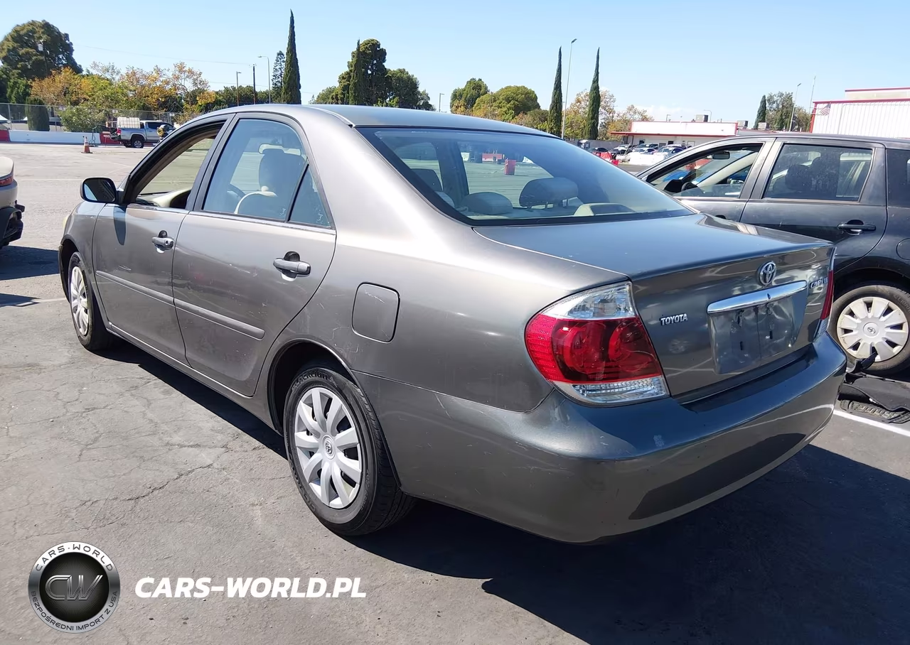 2005 Toyota Camry Le VIN:4T1BE32K75U525403 - 3