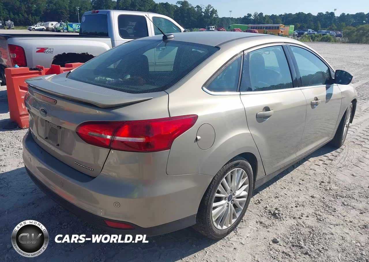 2016 Ford Focus Titanium VIN:1FADP3J20GL223832 - 4