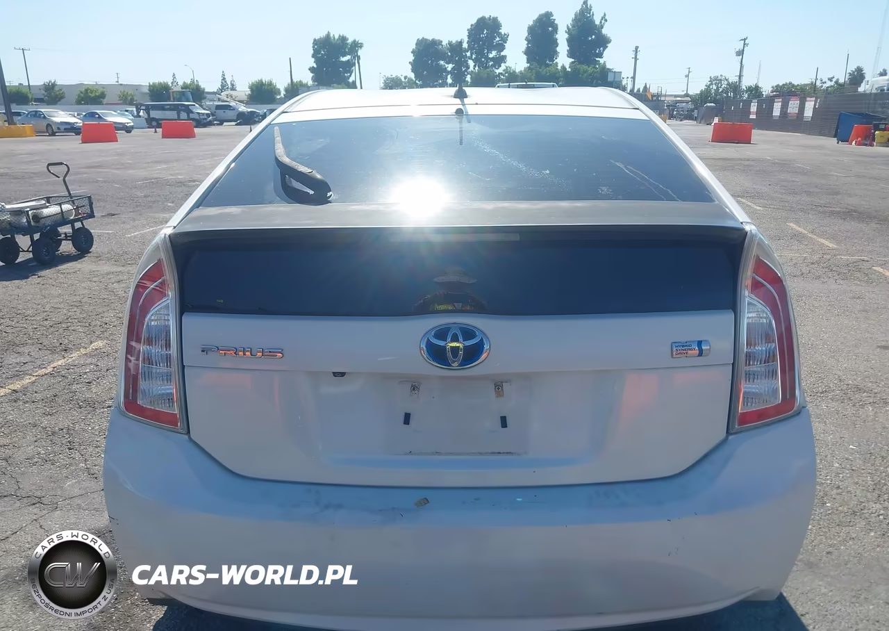 2015 Toyota Prius Two VIN:JTDKN3DU2F0443557 - 16
