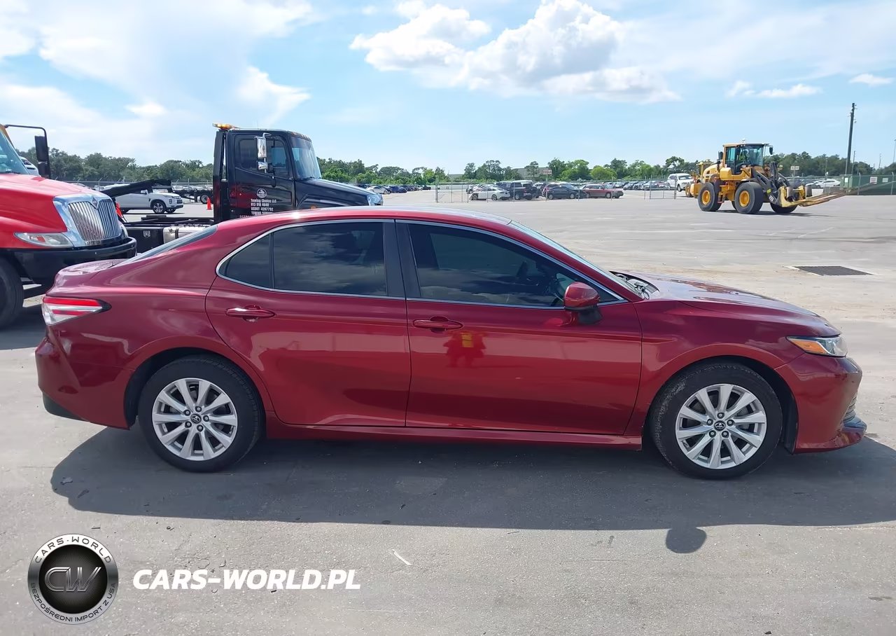 2018 Toyota Camry Le VIN:4T1B11HK0JU589932 - 13