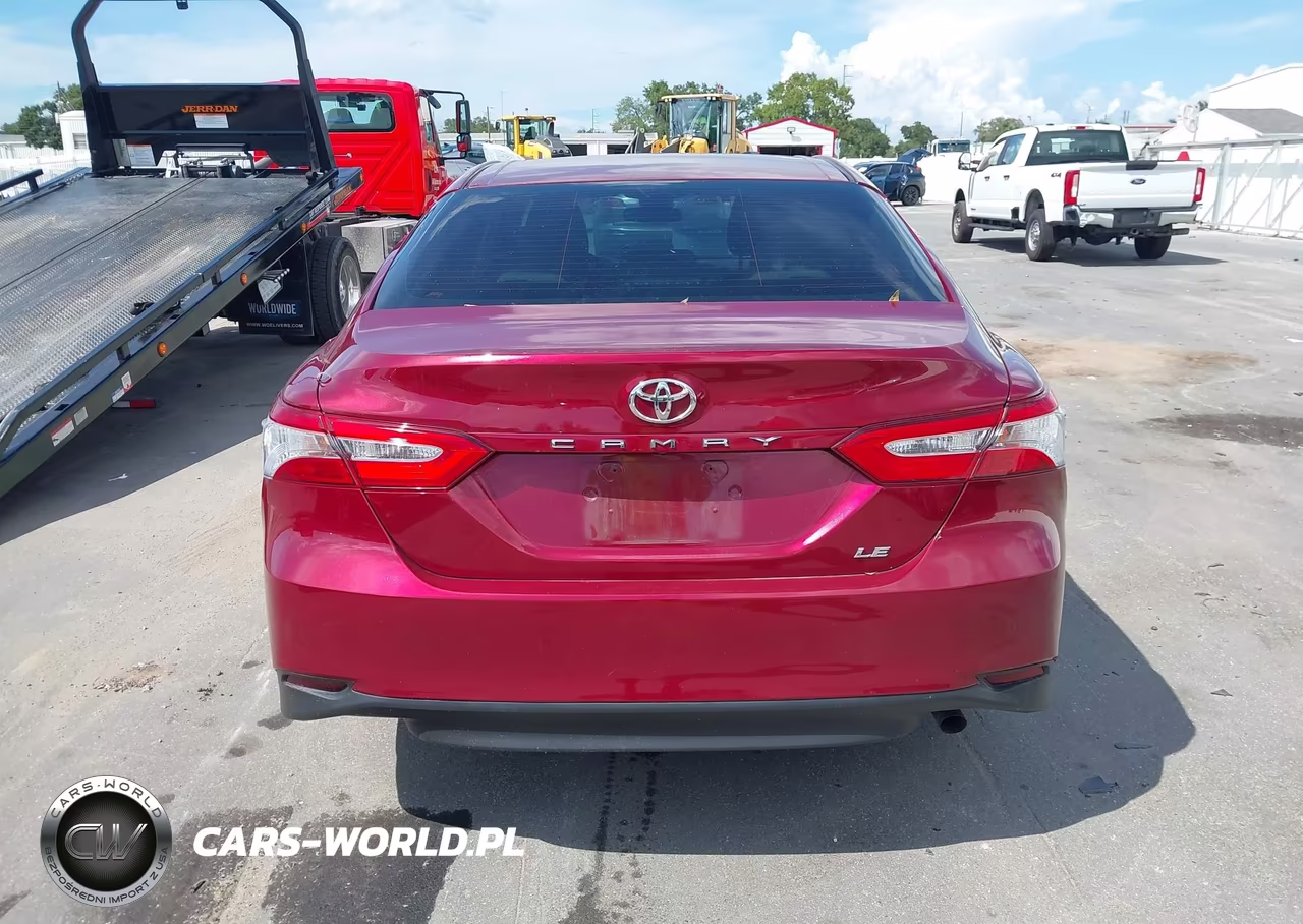 2018 Toyota Camry Le VIN:4T1B11HK0JU589932 - 16
