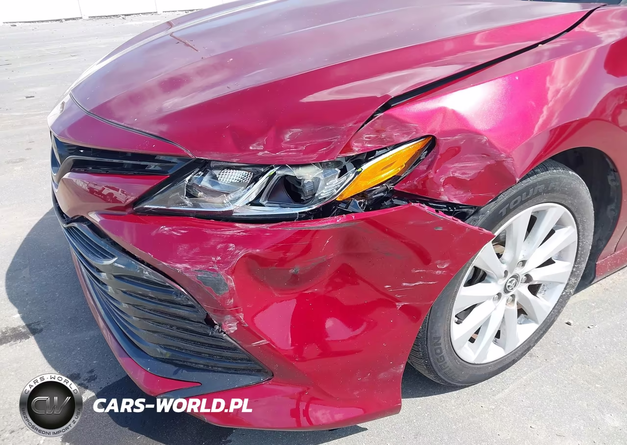 2018 Toyota Camry Le VIN:4T1B11HK0JU589932 - 17