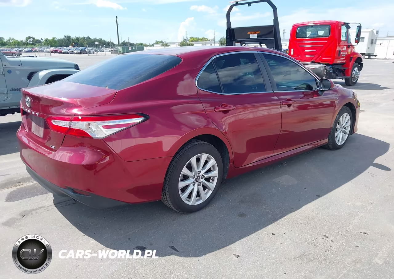 2018 Toyota Camry Le VIN:4T1B11HK0JU589932 - 4