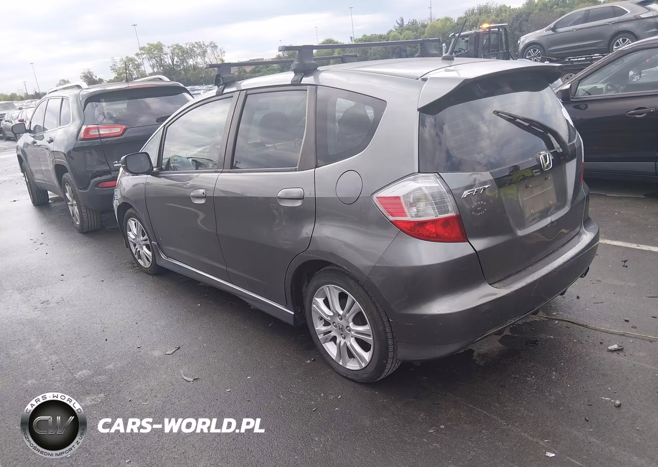 2011 Honda Fit Sport VIN:JHMGE8H52BC008101 - 3