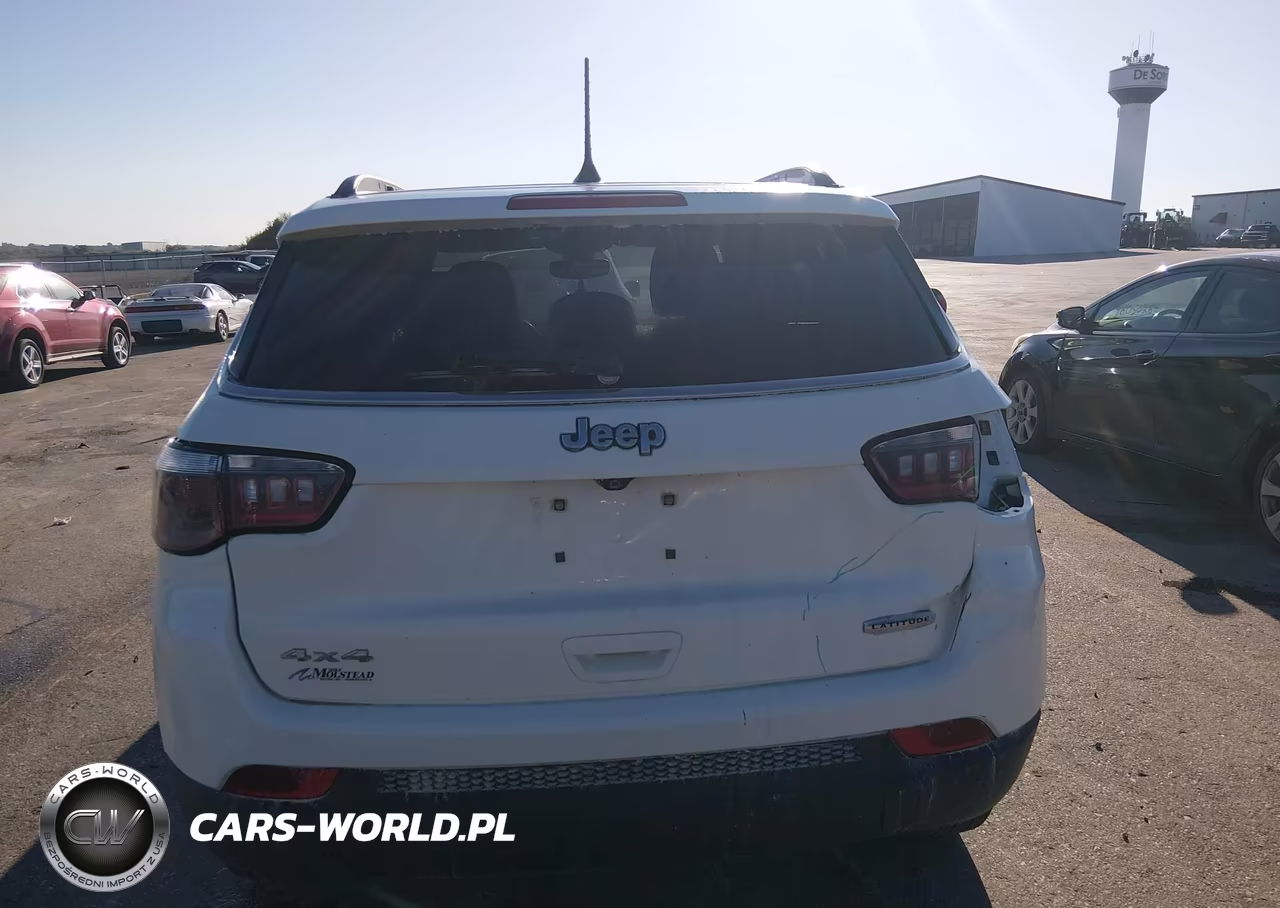 2018 Jeep Compass Latitude 4X4 VIN:3C4NJDBB8JT283843 - 16
