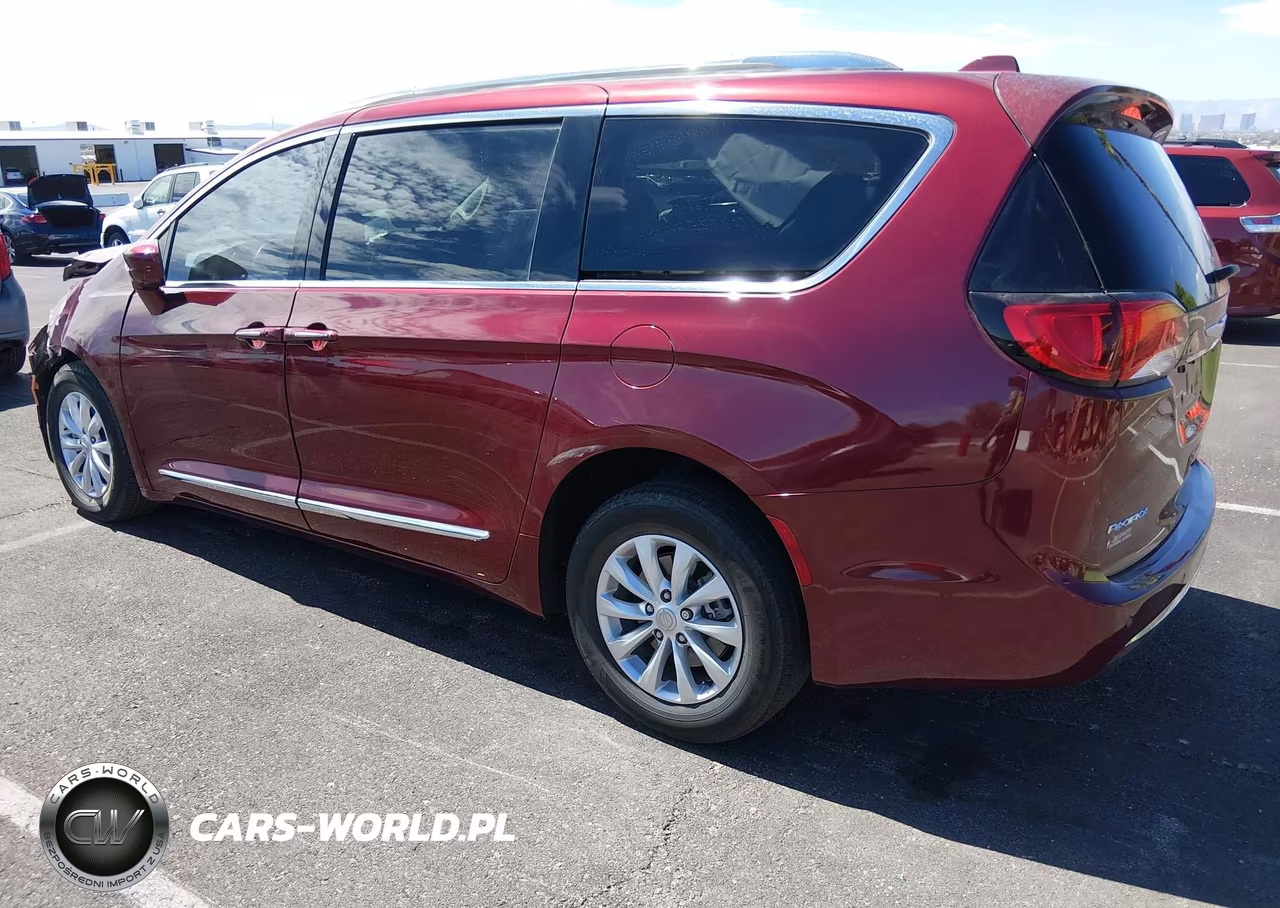 2018 Chrysler Pacifica Touring L VIN:2C4RC1BG0JR106969 - 3