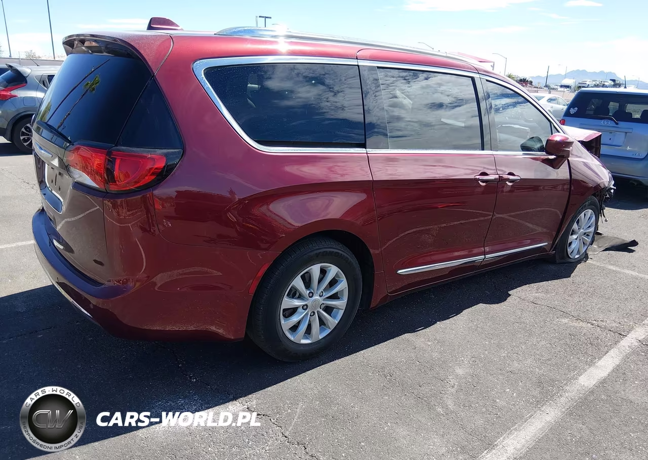 2018 Chrysler Pacifica Touring L VIN:2C4RC1BG0JR106969 - 4