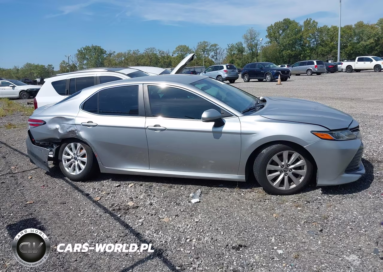 2018 Toyota Camry Le VIN:4T1B11HK7JU630332 - 13