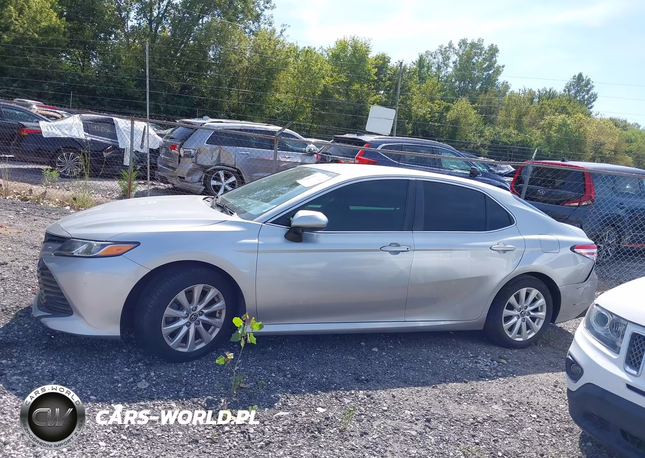 2018 Toyota Camry Le VIN:4T1B11HK7JU630332 - 14