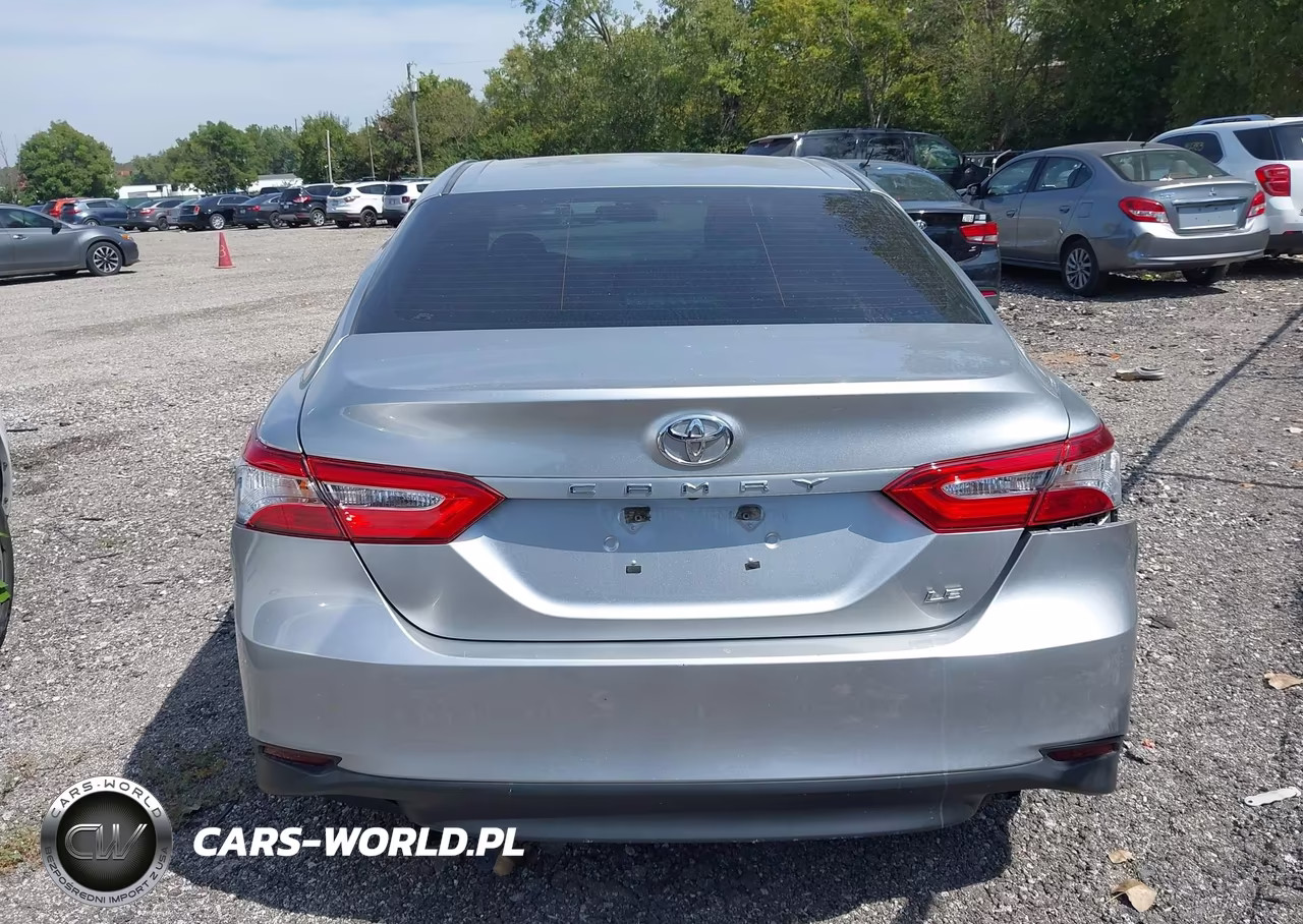 2018 Toyota Camry Le VIN:4T1B11HK7JU630332 - 16