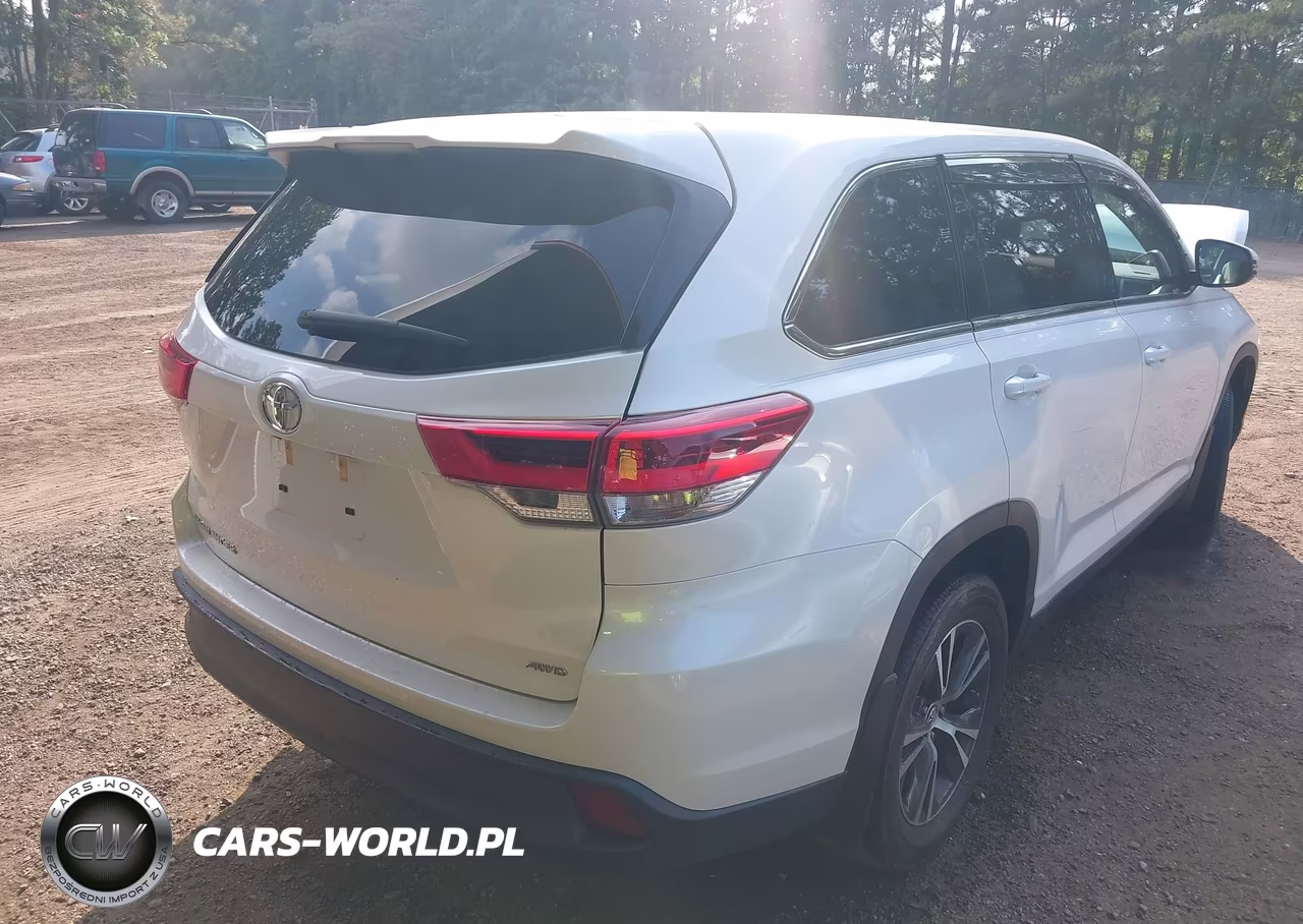 2019 Toyota Highlander Le VIN:5TDBZRFH9KS953113 - 4