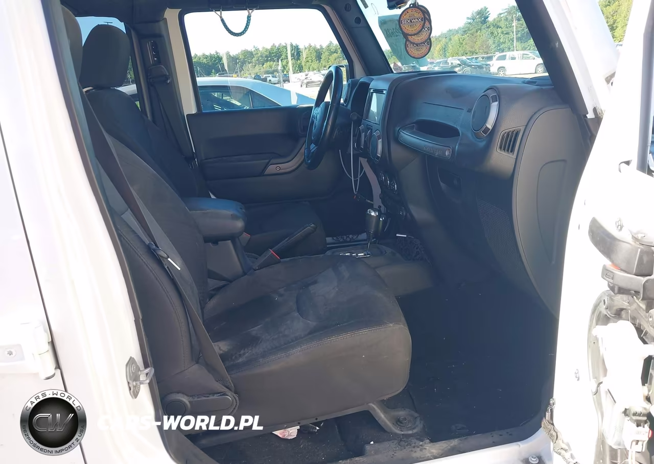 2016 Jeep Wrangler Unlimited Sport VIN:1C4BJWDG7GL154701 - 5