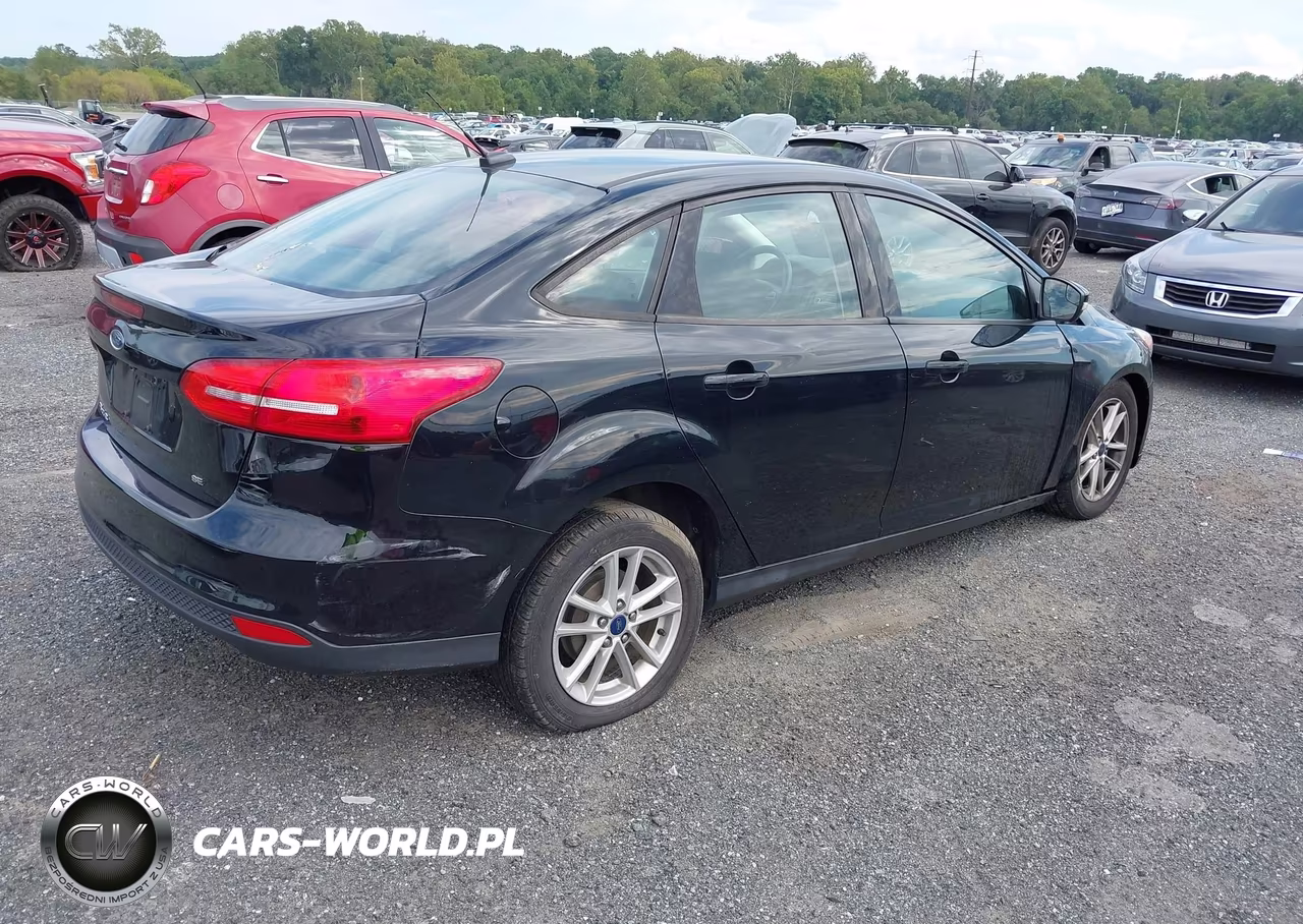 2017 Ford Focus Se VIN:1FADP3F20HL275469 - 4