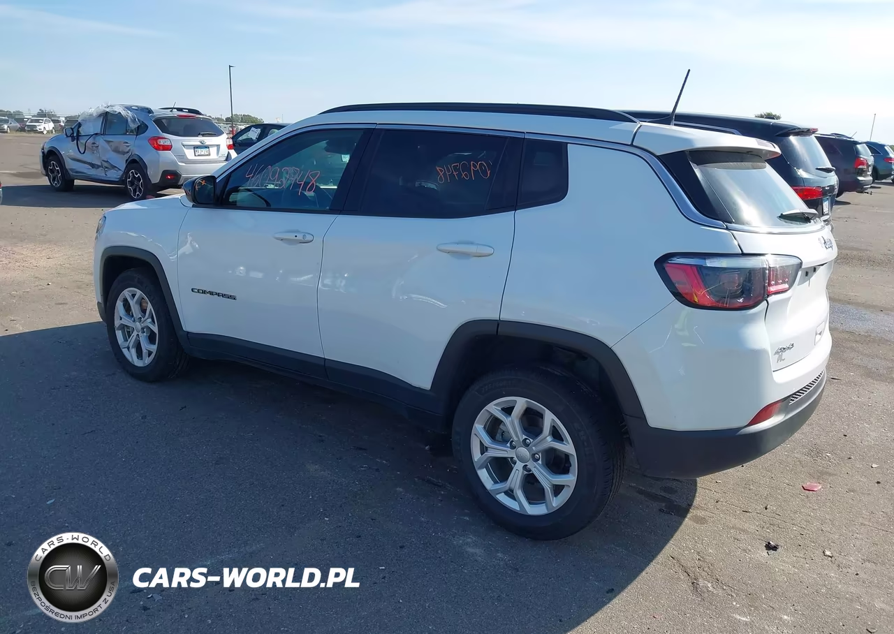 2024 Jeep Compass Latitude 4X4 VIN:3C4NJDBN8RT118137 - 3