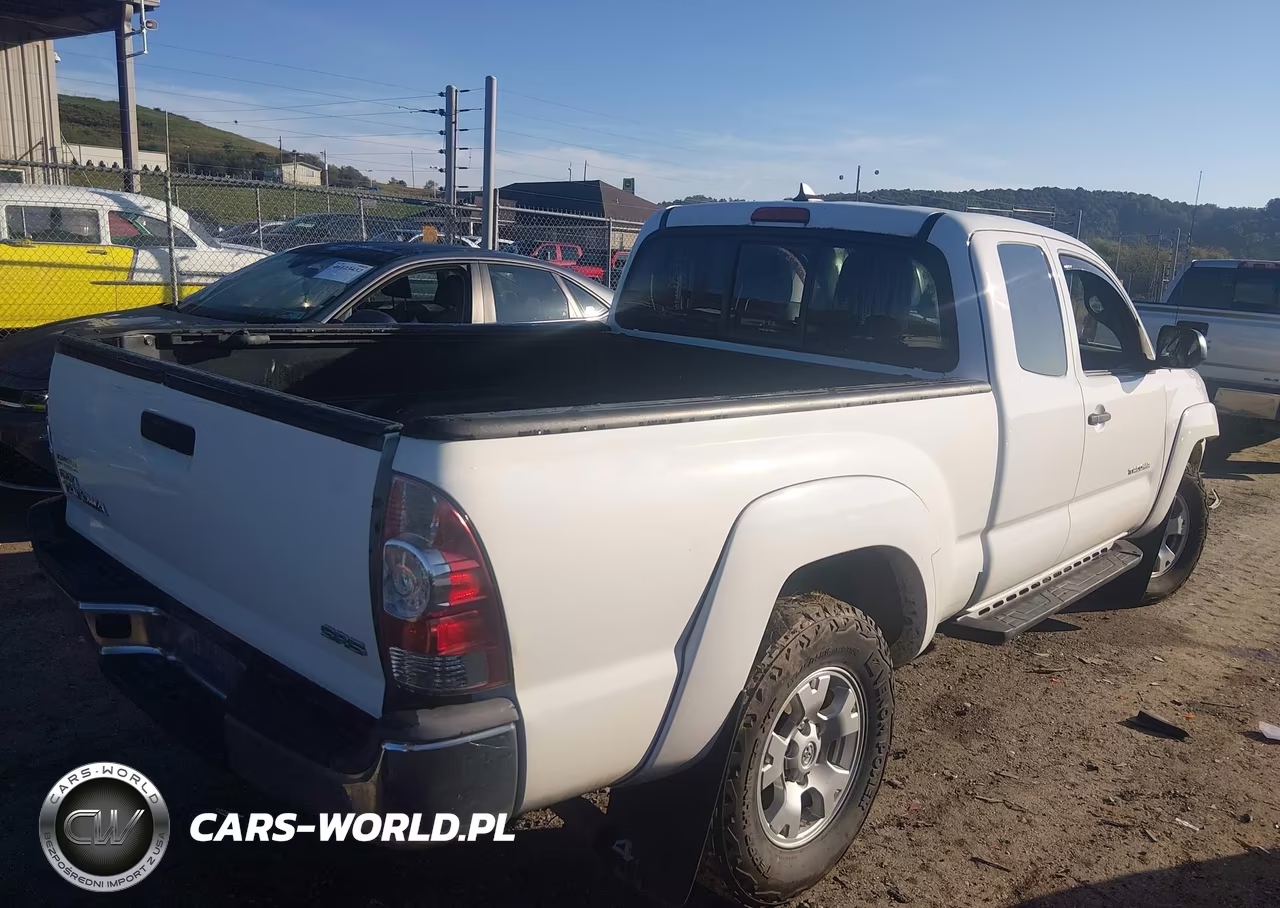 2015 Toyota Tacoma VIN:5TFUX4EN4FX030482 - 4