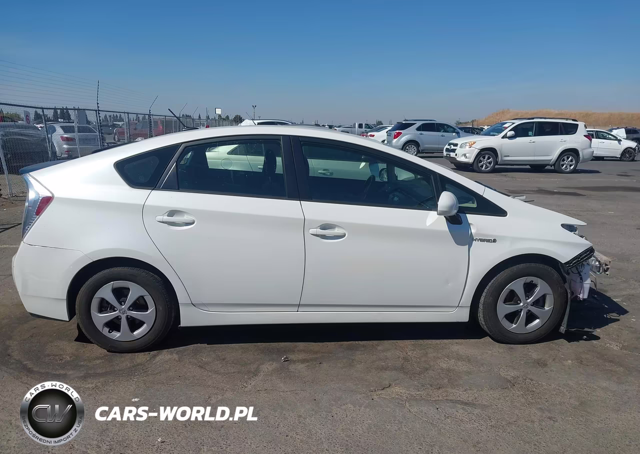 2013 Toyota Prius Three VIN:JTDKN3DU2D5631706 - 14