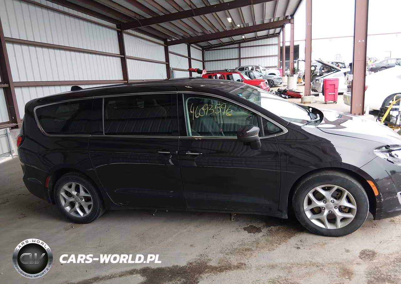 2017 Chrysler Pacifica Touring Plus VIN:2C4RC1BG1HR768523 - 13