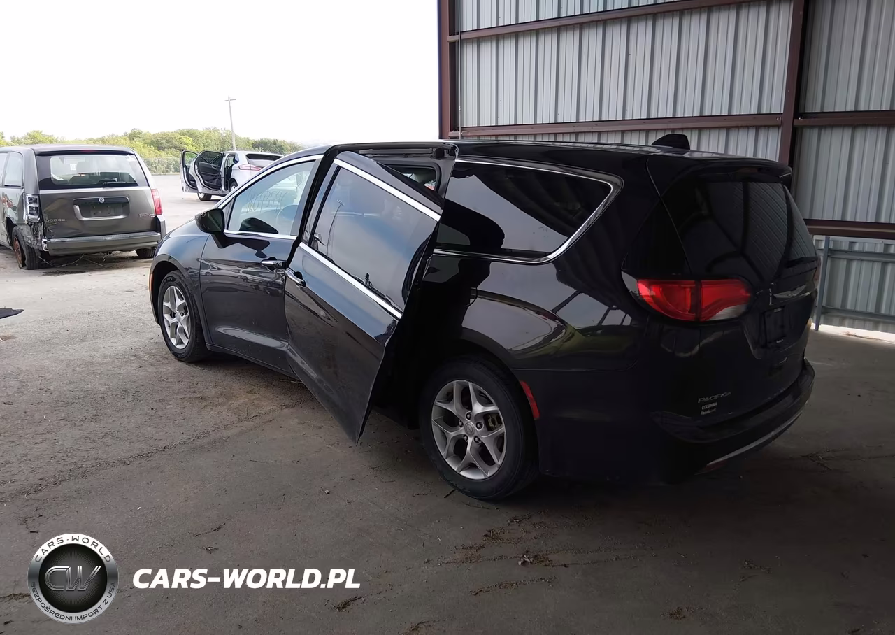 2017 Chrysler Pacifica Touring Plus VIN:2C4RC1BG1HR768523 - 3