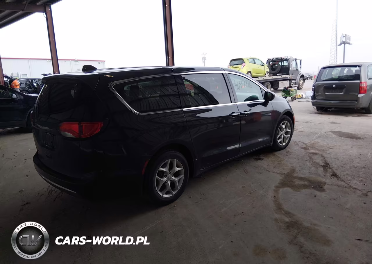 2017 Chrysler Pacifica Touring Plus VIN:2C4RC1BG1HR768523 - 4