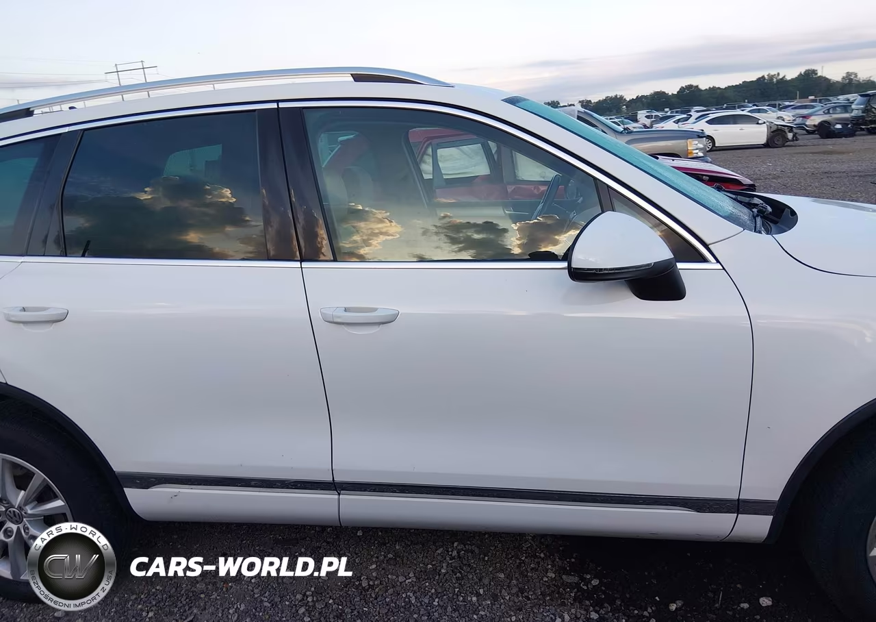 2014 Volkswagen Touareg 3.6L Sport VIN:WVGEF9BP8ED014873 - 14