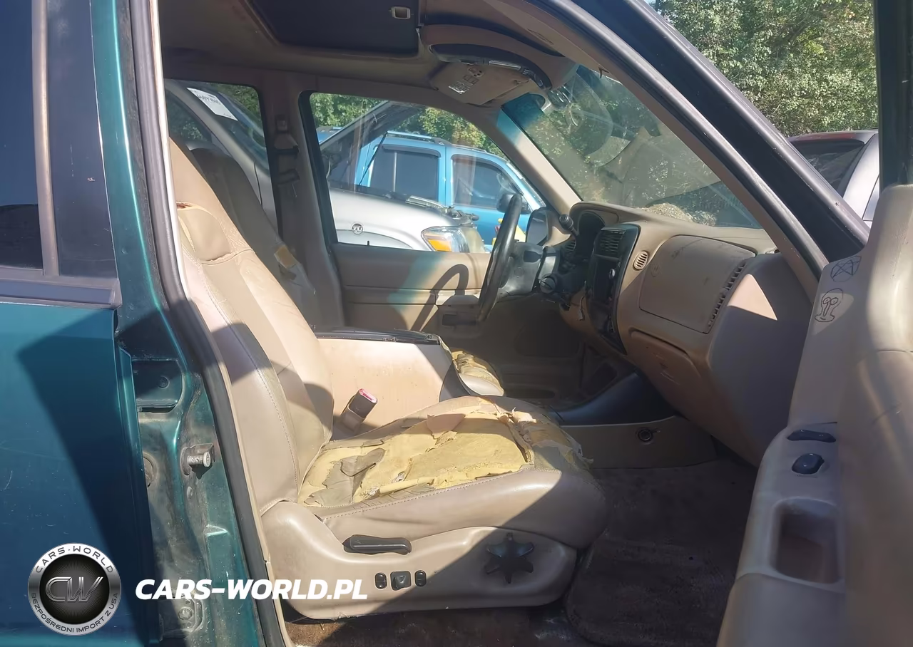 2000 Ford Explorer Xlt VIN:1FMZU63P8YZC04717 - 5