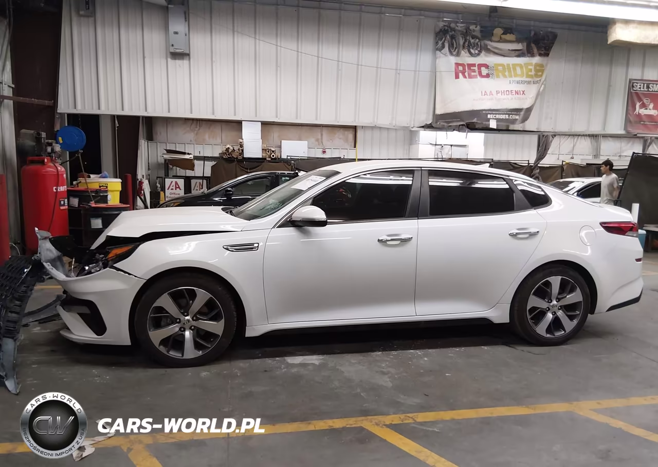 2020 Kia Optima S VIN:5XXGT4L38LG440649 - 14