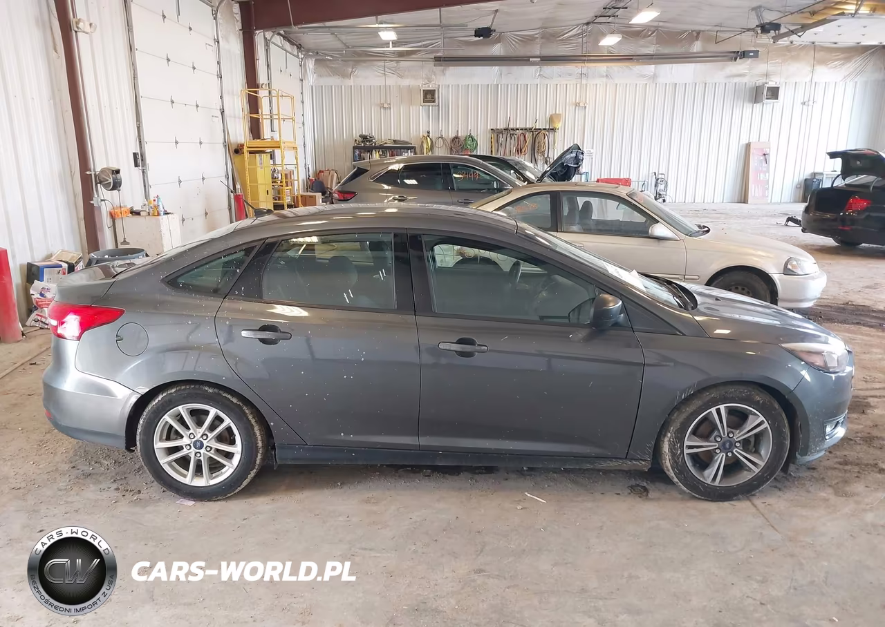 2018 Ford Focus Se VIN:1FADP3FE9JL203654 - 13