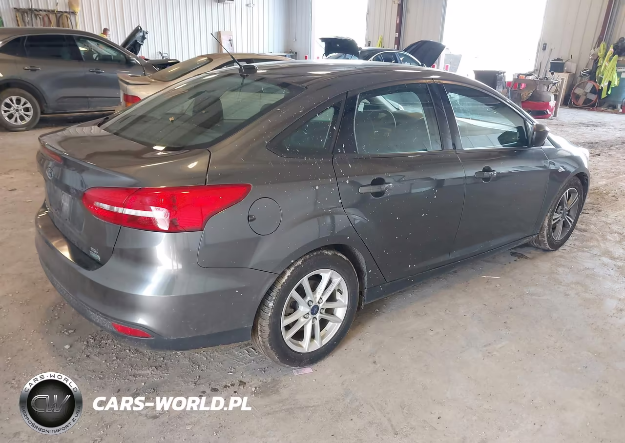 2018 Ford Focus Se VIN:1FADP3FE9JL203654 - 4