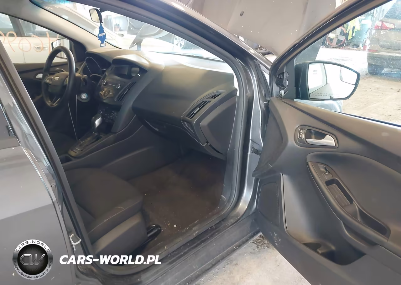 2018 Ford Focus Se VIN:1FADP3FE9JL203654 - 5