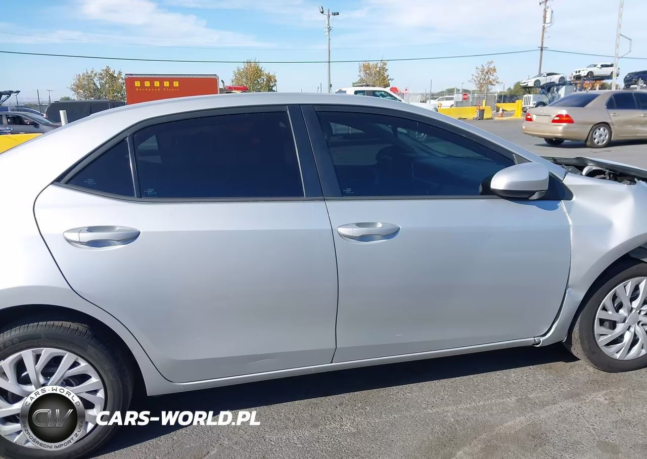 2018 Toyota Corolla Le VIN:5YFBURHE2JP803577 - 13
