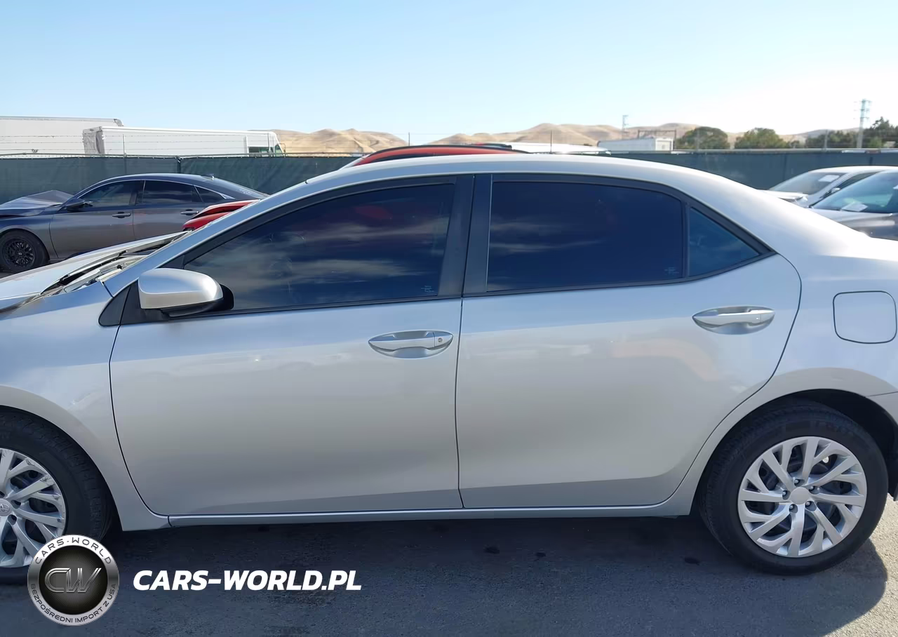 2018 Toyota Corolla Le VIN:5YFBURHE2JP803577 - 14