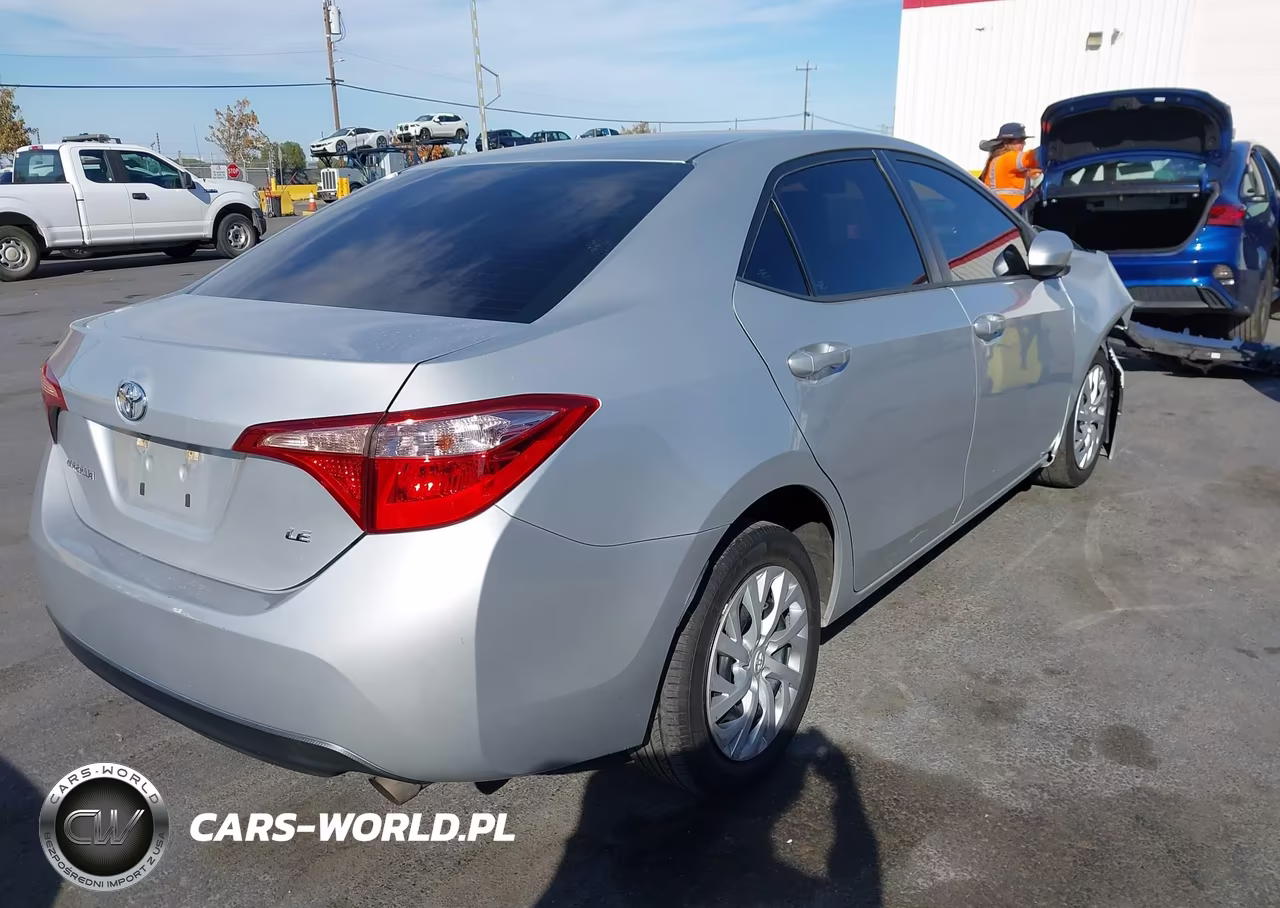 2018 Toyota Corolla Le VIN:5YFBURHE2JP803577 - 4