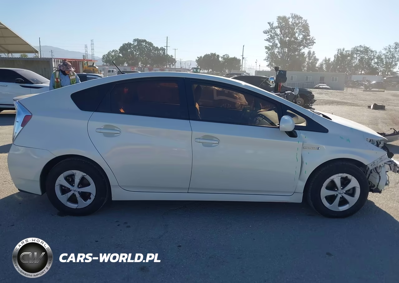 2015 Toyota Prius Two VIN:JTDKN3DU7F0420100 - 14