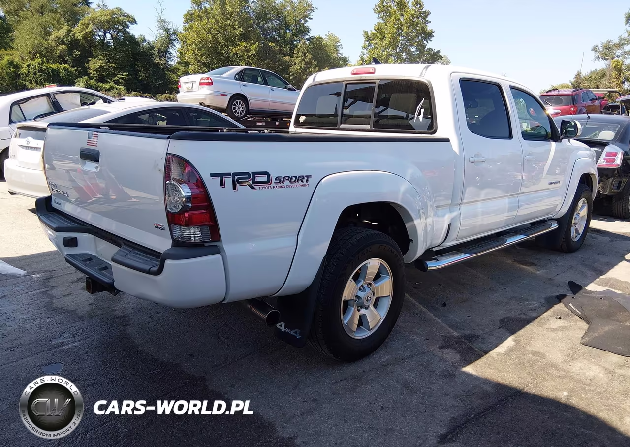 2015 Toyota Tacoma Base V6 VIN:3TMMU4FNXFM077447 - 4
