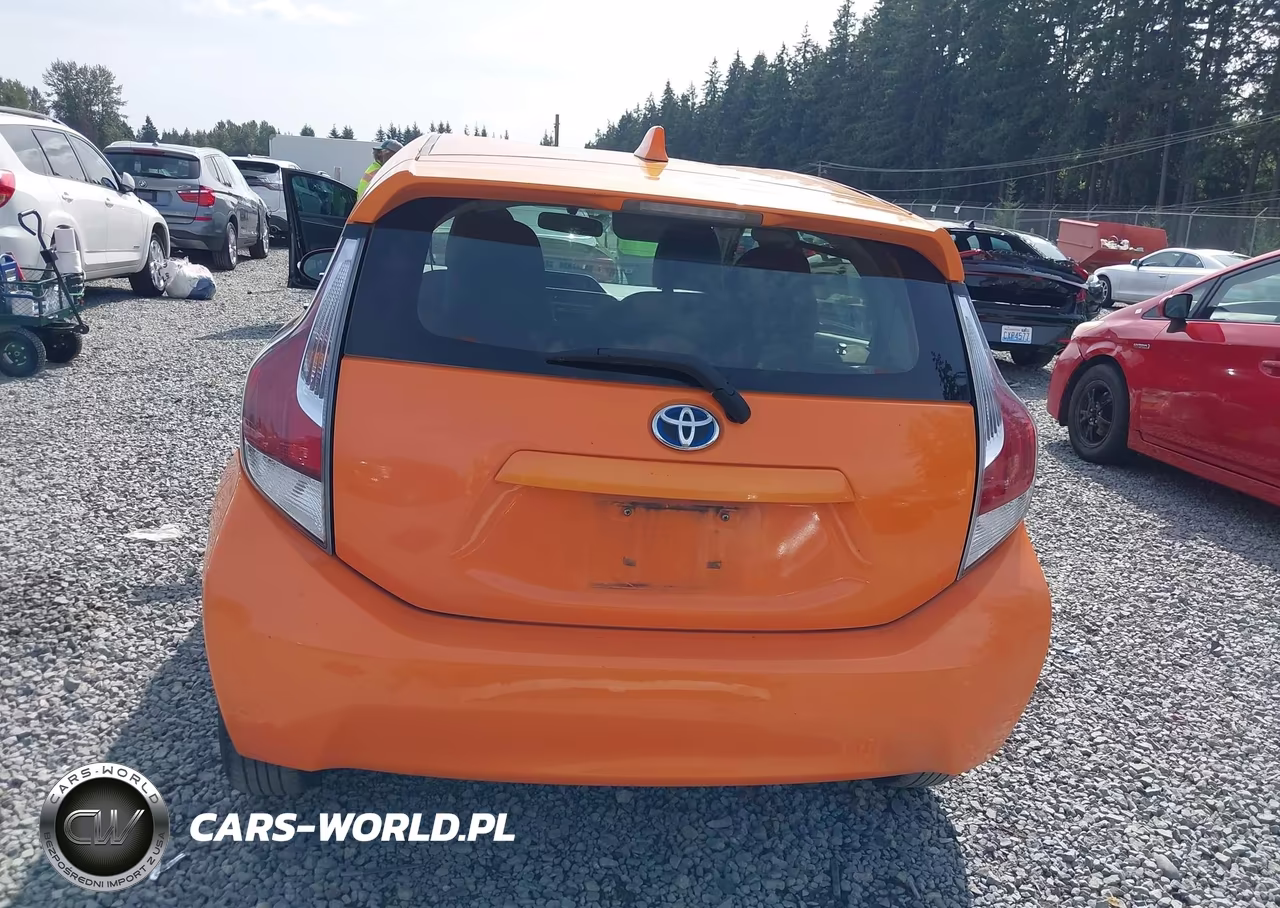 2015 Toyota Prius C Two VIN:JTDKDTB31F1094950 - 17