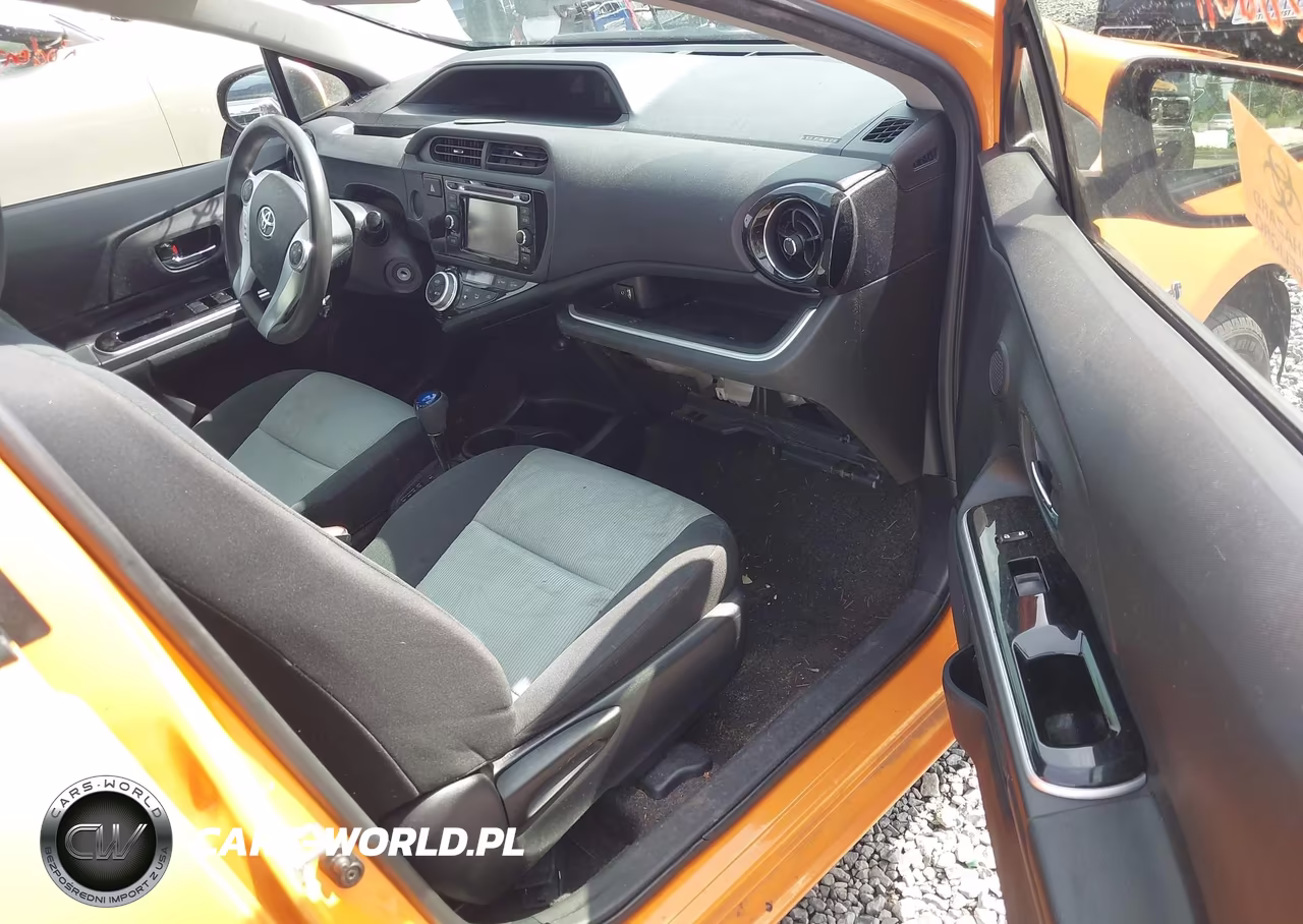 2015 Toyota Prius C Two VIN:JTDKDTB31F1094950 - 18