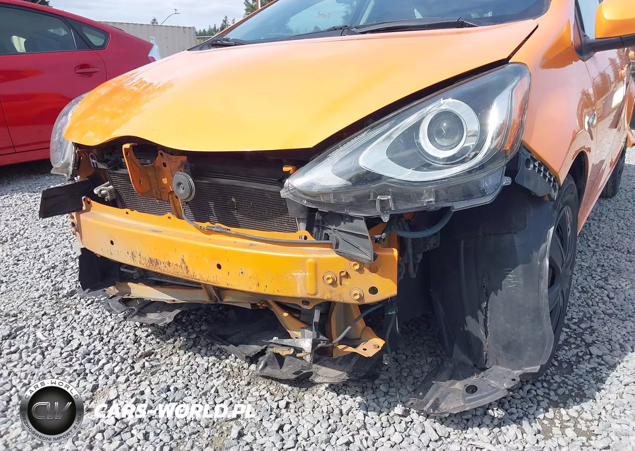 2015 Toyota Prius C Two VIN:JTDKDTB31F1094950 - 6