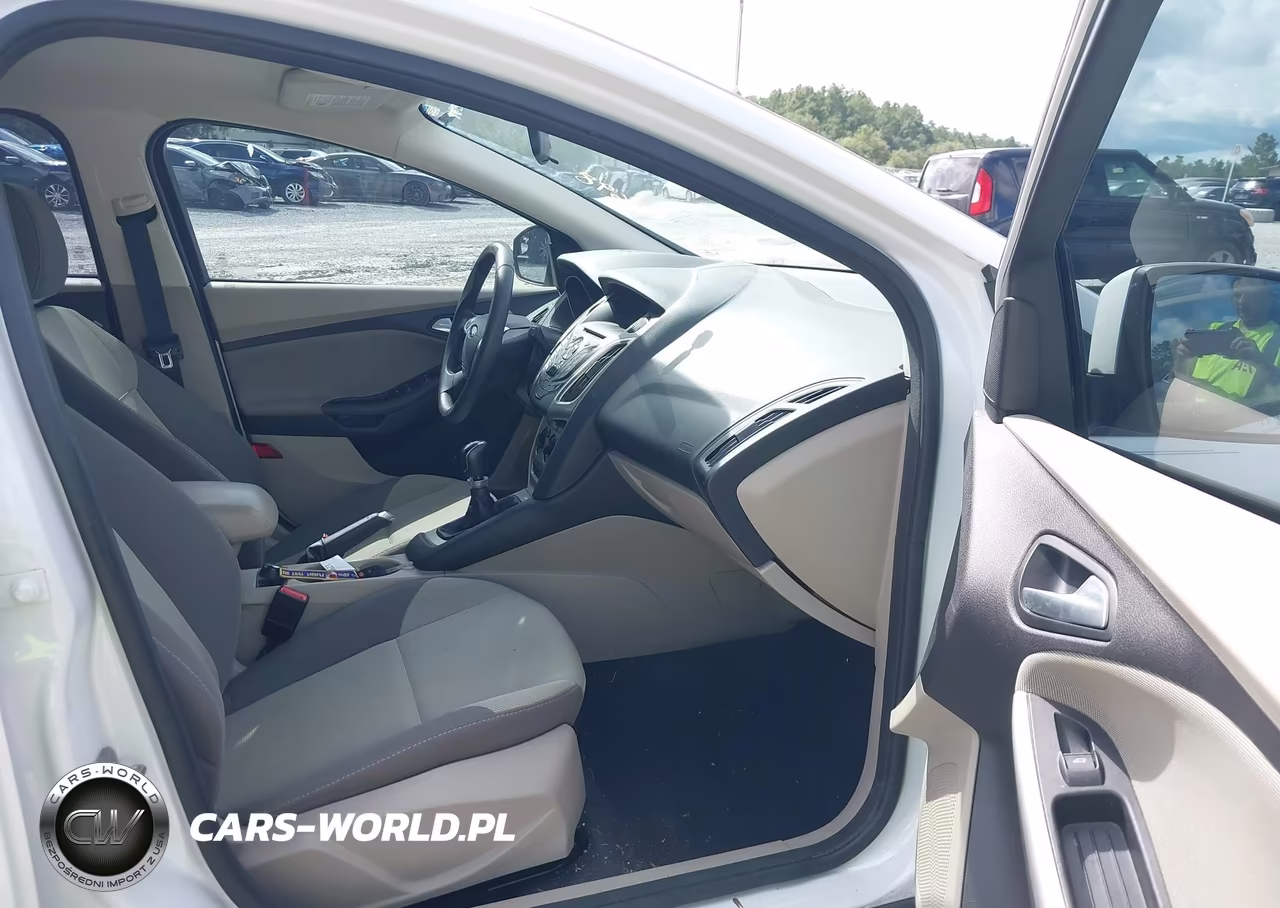 2014 Ford Focus Se VIN:1FADP3K21EL132144 - 5