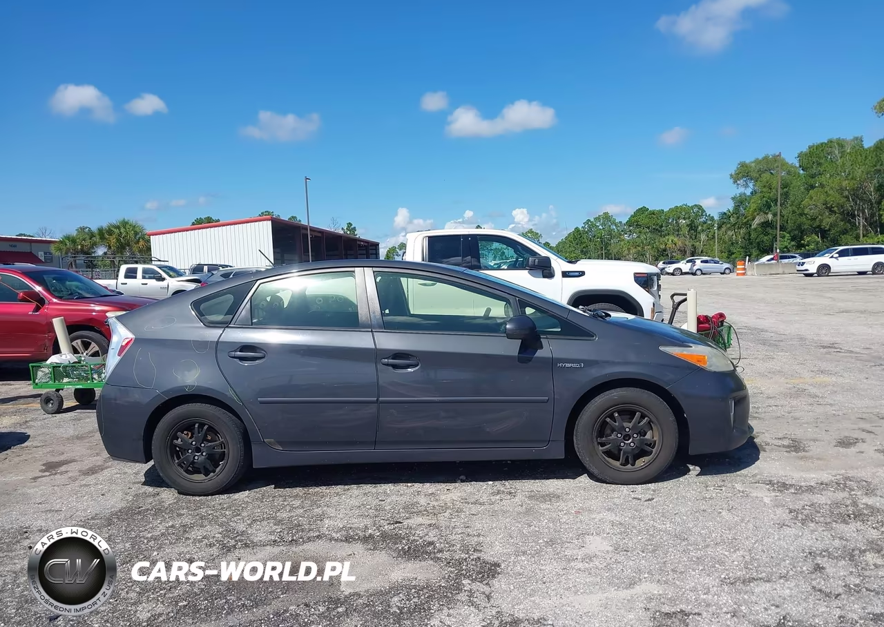 2015 Toyota Prius Two VIN:JTDKN3DU8F0441487 - 13