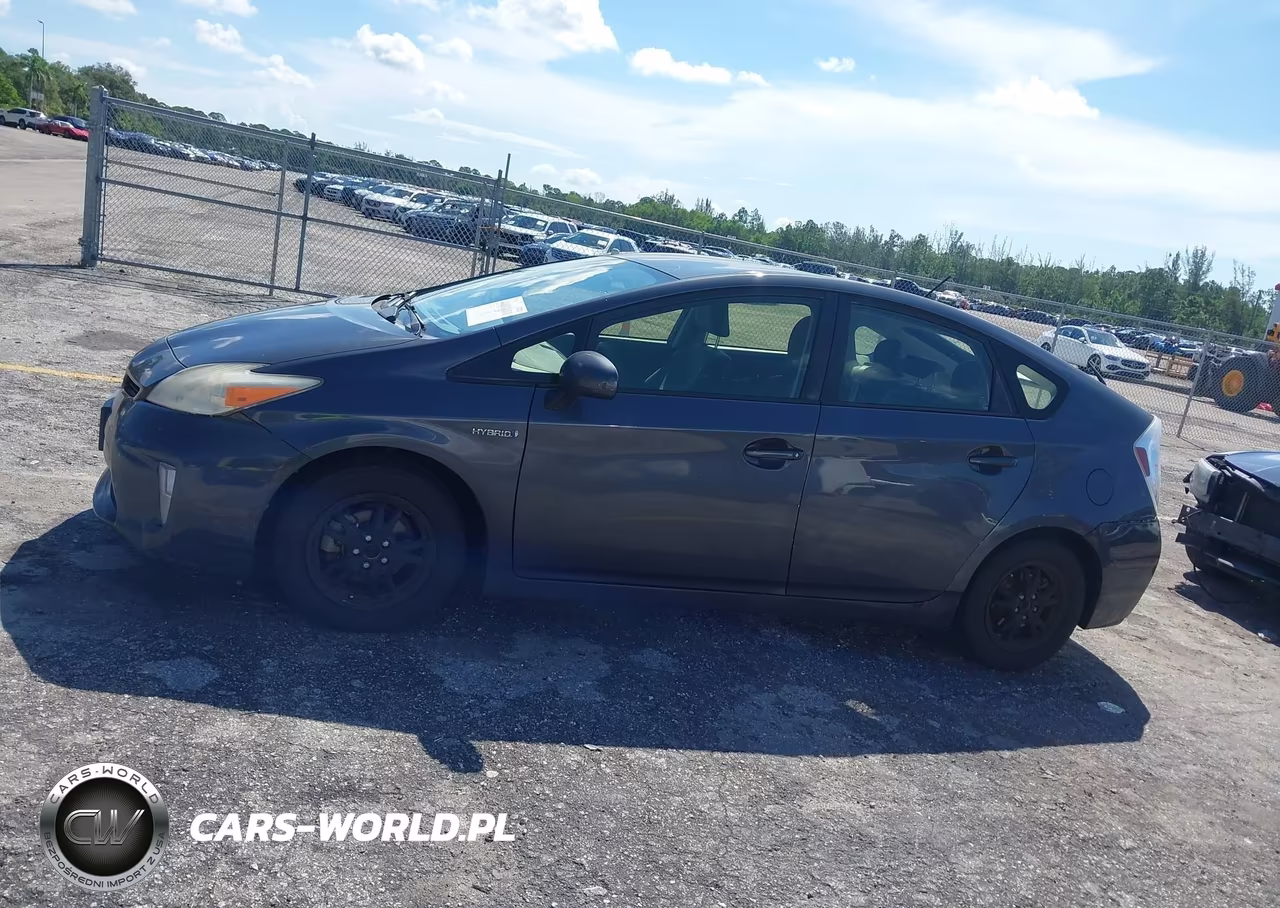 2015 Toyota Prius Two VIN:JTDKN3DU8F0441487 - 14