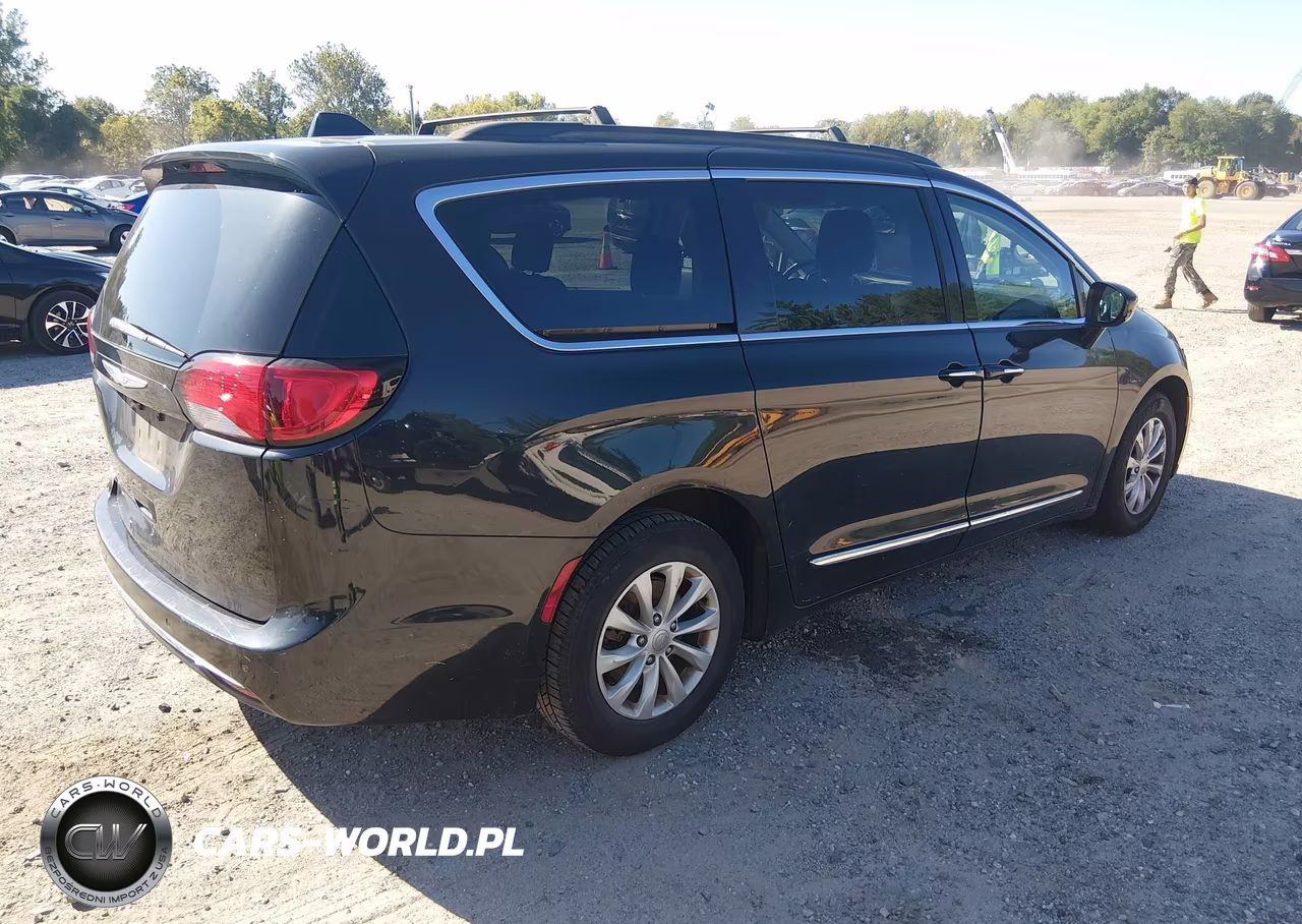 2017 Chrysler Pacifica VIN:2C4RC1BG4HR621693 - 4