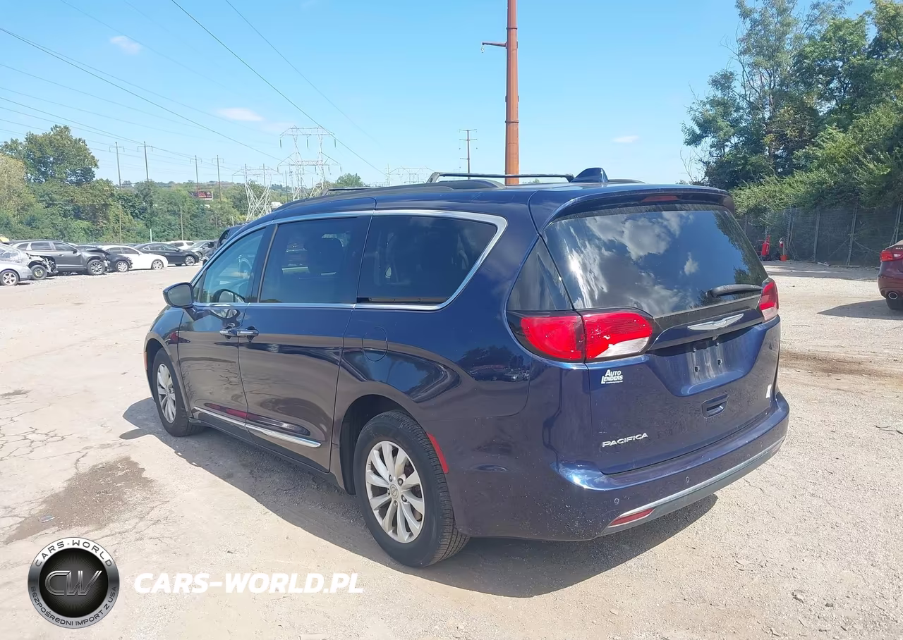 2017 Chrysler Pacifica Touring-L VIN:2C4RC1BG4HR623489 - 3