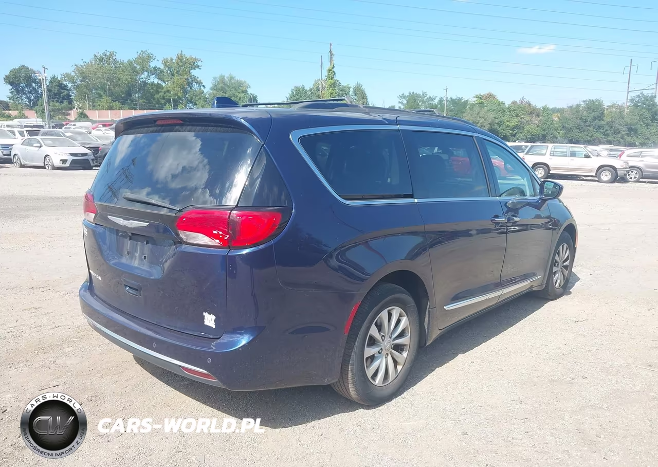 2017 Chrysler Pacifica Touring-L VIN:2C4RC1BG4HR623489 - 4