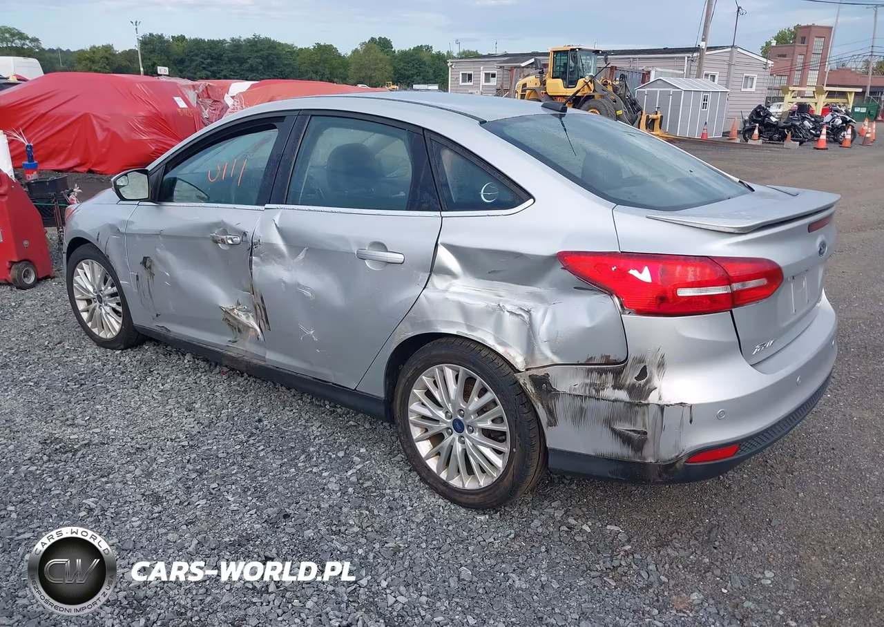 2018 Ford Focus Titanium VIN:1FADP3J20JL219416 - 3