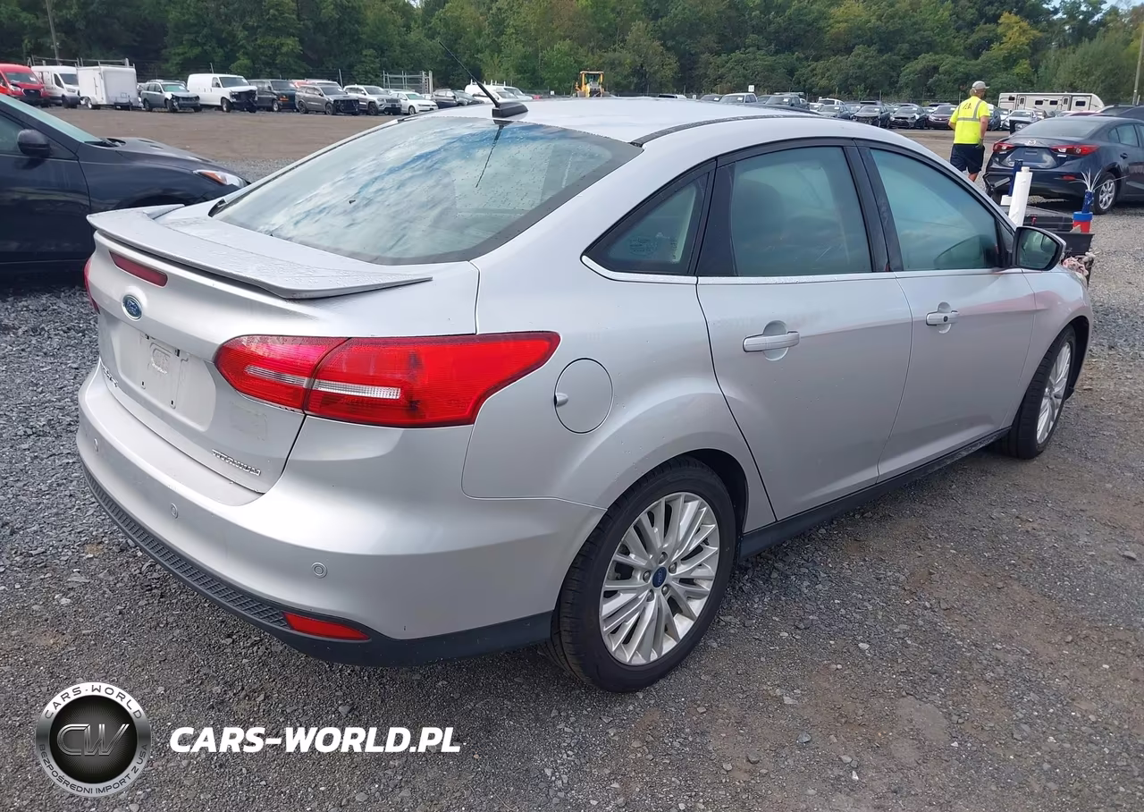 2018 Ford Focus Titanium VIN:1FADP3J20JL219416 - 4