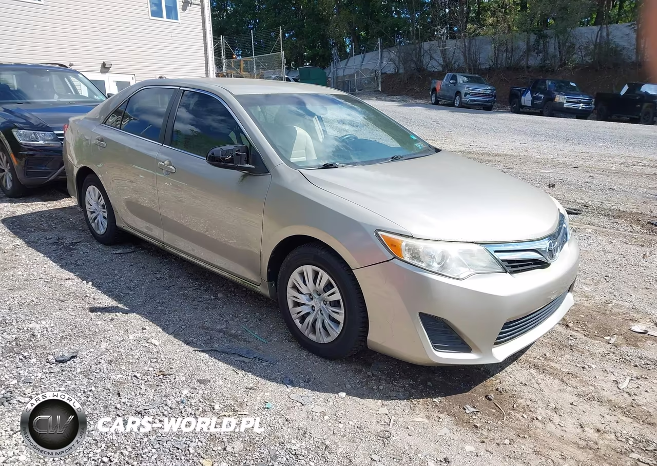 2013 Toyota Camry Le – zdjęcie 1 z 16