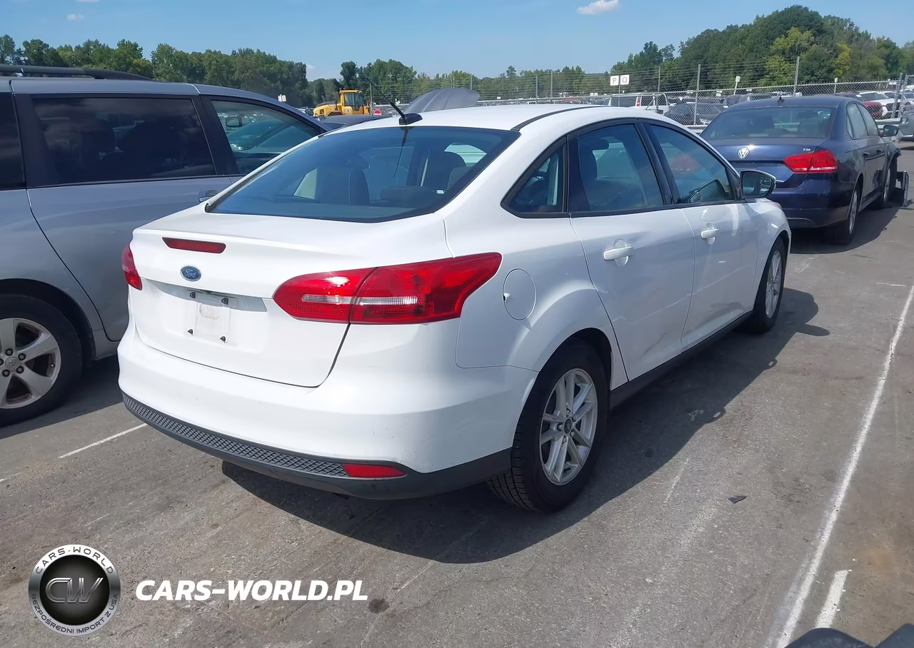 2016 Ford Focus Se VIN:1FADP3F28GL264573 - 4